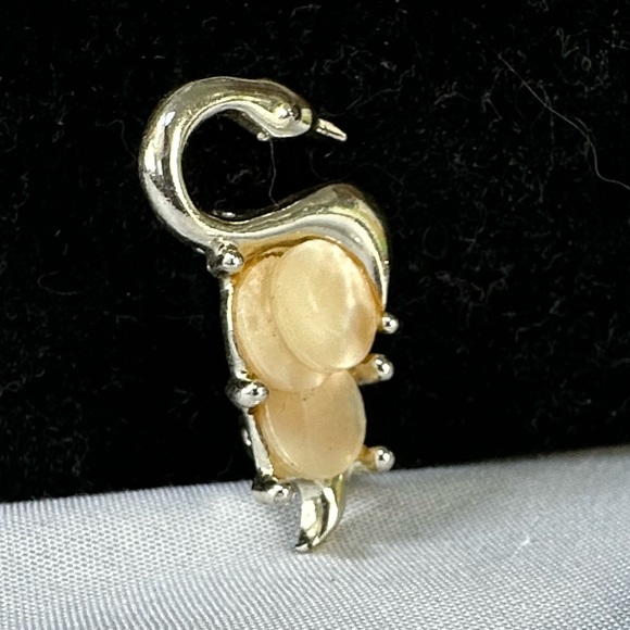 Vintage MCM tiny goldtone swan mother of pearl pin - Picture 5 of 5